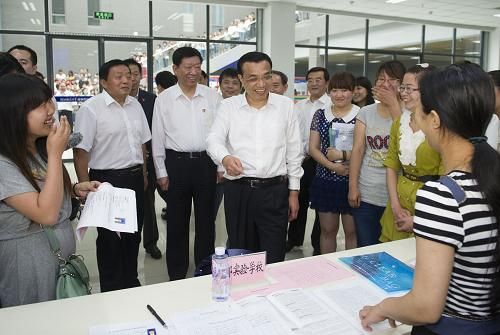     6月7日至8日，中共中央政治局常委、國務(wù)院總理李克強(qiáng)到河北邯鄲、邢臺、石家莊考察。這是6月8日，李克強(qiáng)來到河北師范大學(xué)了解大學(xué)生就業(yè)情況。新華社記者 黃敬文 攝