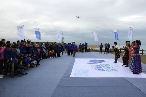 首屆環(huán)青海湖(國際)電動汽車挑戰(zhàn)賽從湟源駛入青海湖 