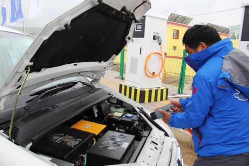 首屆環(huán)青海湖(國際)電動汽車挑戰(zhàn)賽從湟源駛入青海湖 