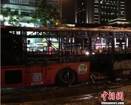 杭州鬧市區(qū)一輛混合動力公交車起火 致9人受傷