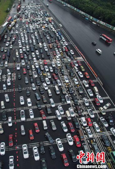 車多擁擠 江蘇南京上空無(wú)人機(jī)巡航高速報(bào)路況