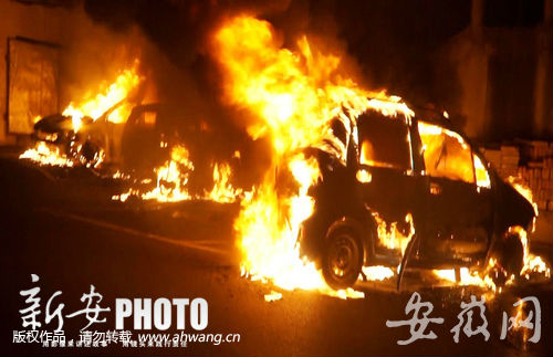 安徽合肥一小區(qū)充電電動(dòng)車(chē)突起火 殃及兩輛轎車(chē)被燒毀