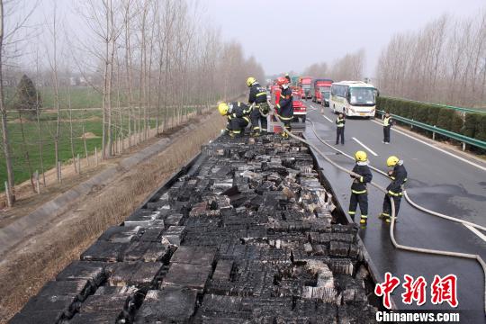 33噸廢舊蓄電池河南高速路自燃 貨車變“火車”