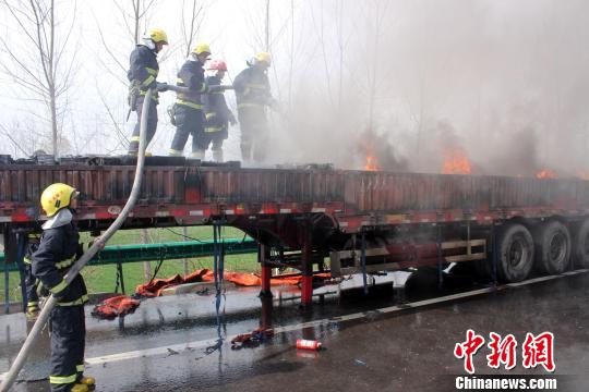 33噸廢舊蓄電池河南高速路自燃 貨車變“火車”