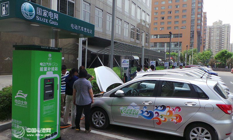 新能源電動(dòng)車遭遇充電難 部分市民欲棄車重?fù)u號(hào)