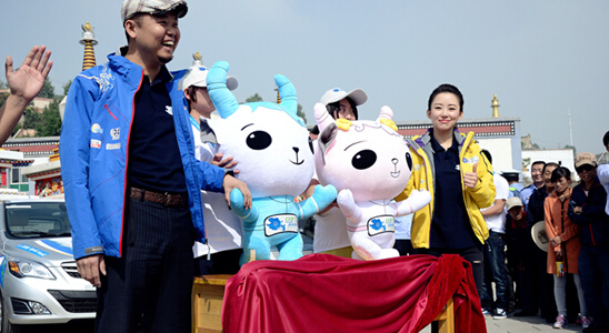 潘曉婷為環(huán)青海湖電動車挑戰(zhàn)賽揭曉吉祥物