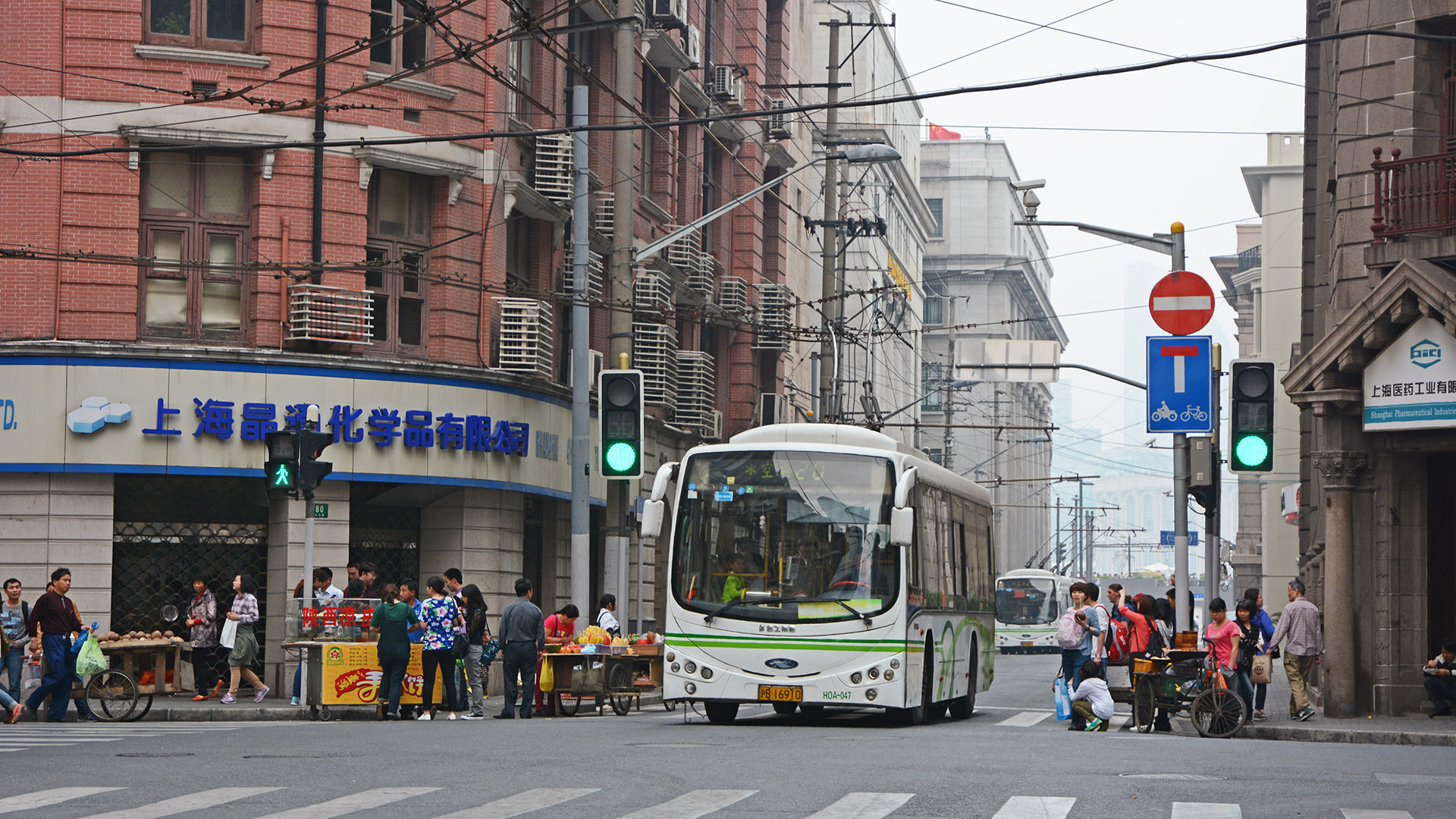 上海百年無軌電車退役 更換為新能源電車