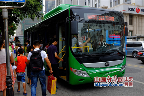 宇通插電式混合動力客車青島試跑  引爆綠色公交熱潮