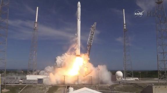 SpaceX可回收火箭今晨成功著陸 隨后遺憾傾倒