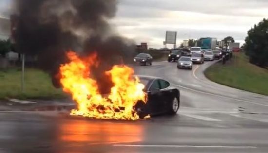 資料圖片/特斯拉電池爆炸起火