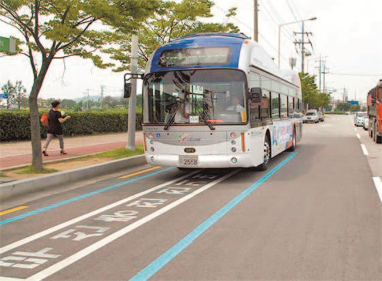 p83-4 4.在韓國(guó)龜尾市的無線充電路段，純電動(dòng)公交車可在行駛的過程中充電。