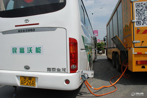 沒(méi)有充電樁也能跑 配移動(dòng)充電車20分鐘可充80度電