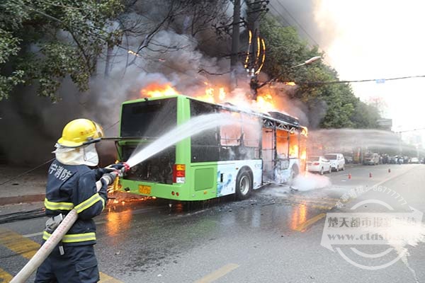 湖北咸寧一輛新能源公交自燃點(diǎn)著路邊變壓器 車價(jià)百萬