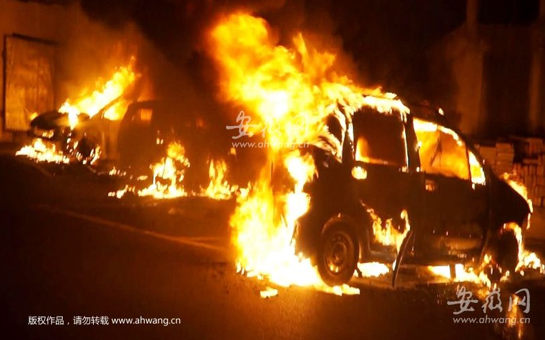 安徽合肥一小區(qū)充電電動(dòng)車(chē)突起火 殃及兩輛轎車(chē)被燒毀