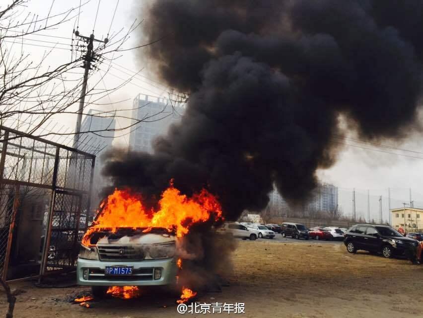 通州一汽車充電時自燃 焚毀成骨架