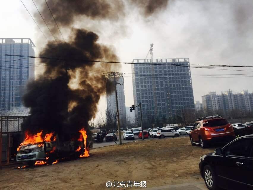 通州一汽車充電時自燃 焚毀成骨架