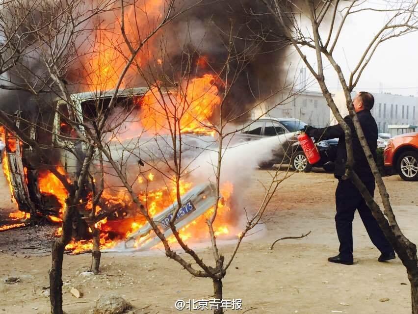 通州一汽車充電時自燃 焚毀成骨架