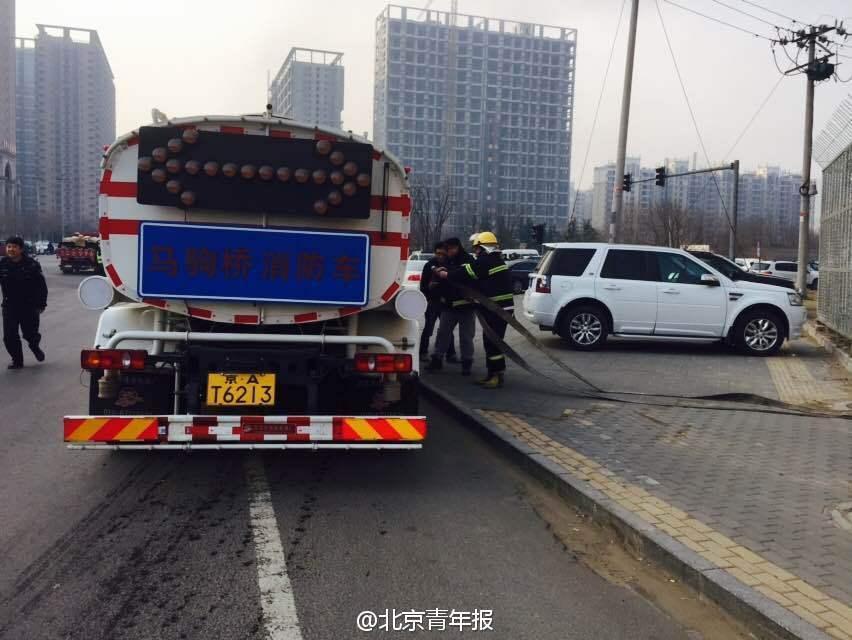 通州一汽車充電時自燃 焚毀成骨架