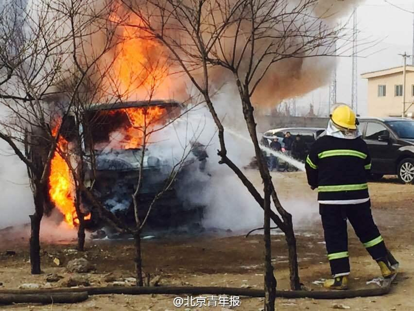 通州一汽車充電時(shí)自燃 焚毀成骨架