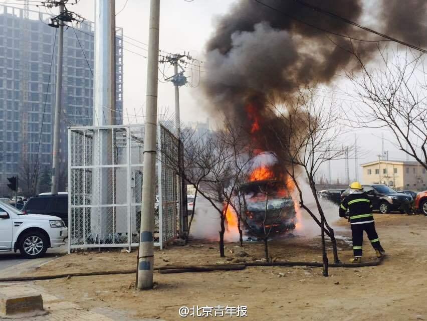 通州一汽車充電時(shí)自燃 焚毀成骨架