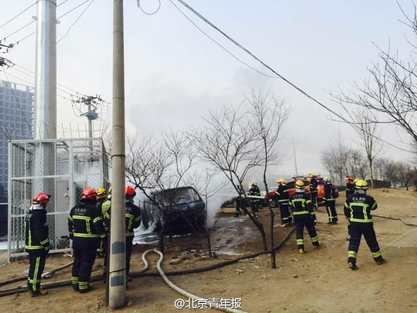 通州一汽車充電時(shí)自燃 焚毀成骨架