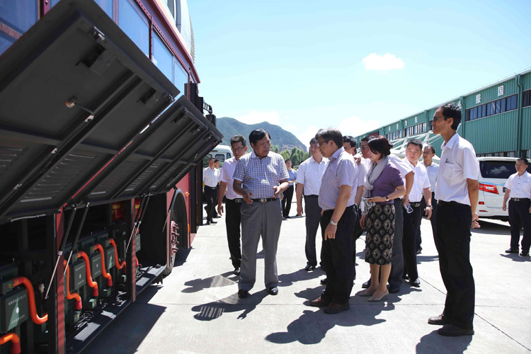 馮飛副部長對“鐺鐺車”及其使用的“銀隆鈦”電池作細致了解