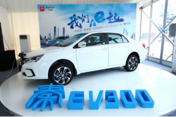 秦EV300 展示VTOL功能-比亞迪新能源“充電樹”