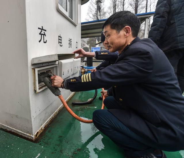 1月18日，工作人員在為純電動貨運船插上充電線。該電動貨運船一次充電可以行駛200至300公里，充電時間大約6至8小時。