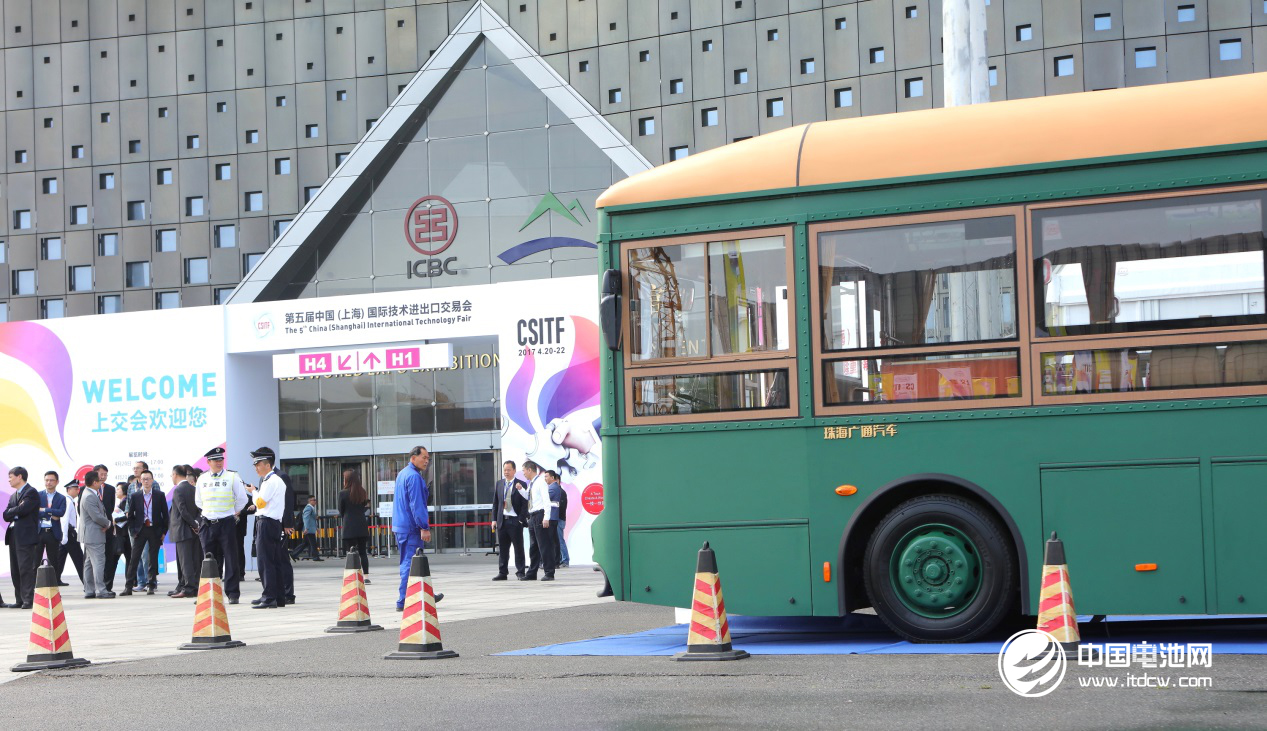 銀隆純電動觀光鐺鐺車在會場外進行展示