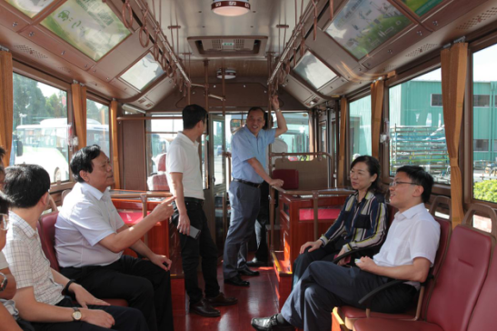 仿古鐺鐺車內(nèi)，魏銀倉董事長與鄭建榮廳長一行開展交流