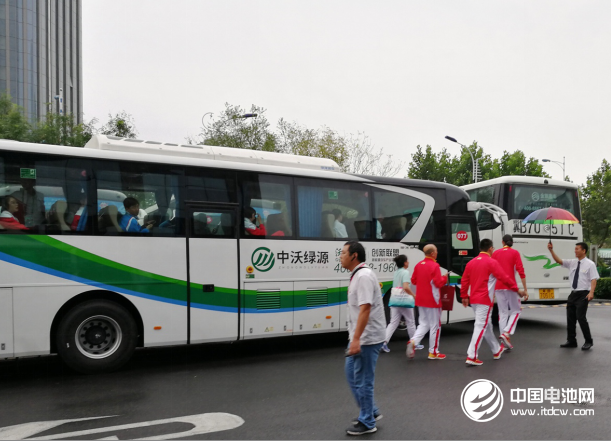 中國女排國家隊隊長朱婷（右一）等乘坐中沃純電動大巴