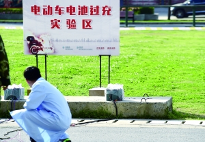 在過充實驗區(qū)，過充的電池產(chǎn)生氫氣，致使包裹電池的塑料袋爆炸