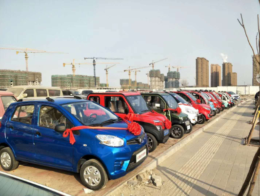 某車行停放的老年代步車。 于偉力 攝