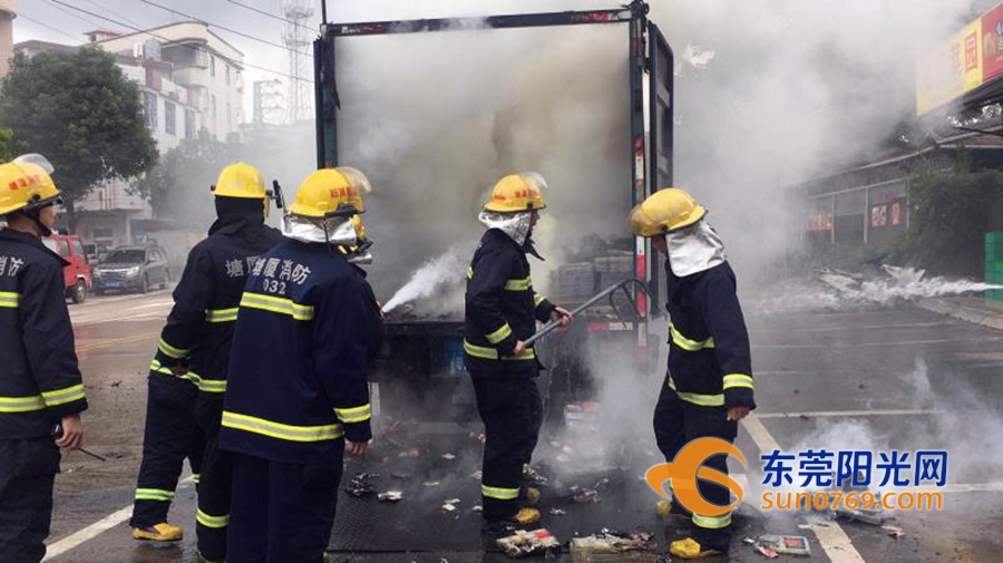 東莞貨車突然著火 一車電池全沒了