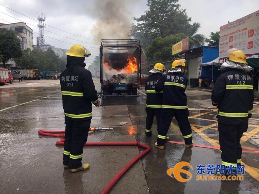 東莞貨車突然著火 一車電池全沒了