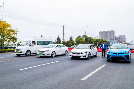 在第三屆國際氫能與燃料電池汽車大會現(xiàn)場，與會者試乘試駕4輛燃料電池汽車