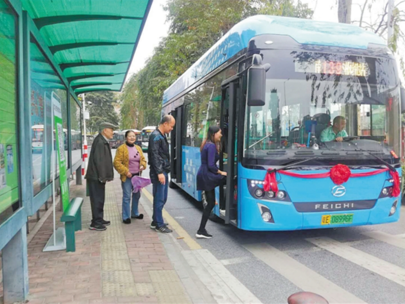 市民乘坐139路氫燃料電池公交車