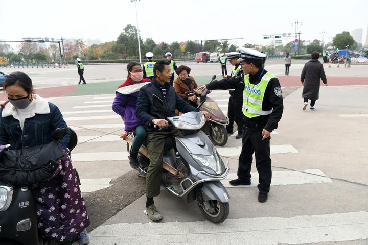 交警在江濱南街與中山北路口對電動(dòng)車交通違法開展專項(xiàng)整治