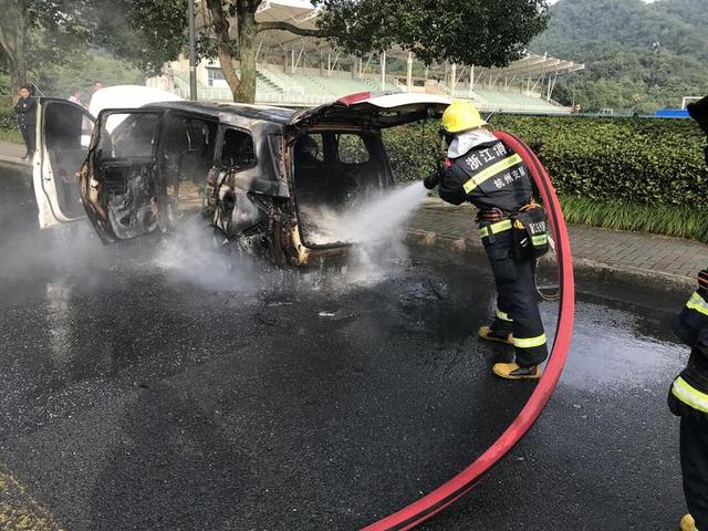 新能源車行駛中顯示電瓶故障 不到1分鐘便燃起大火