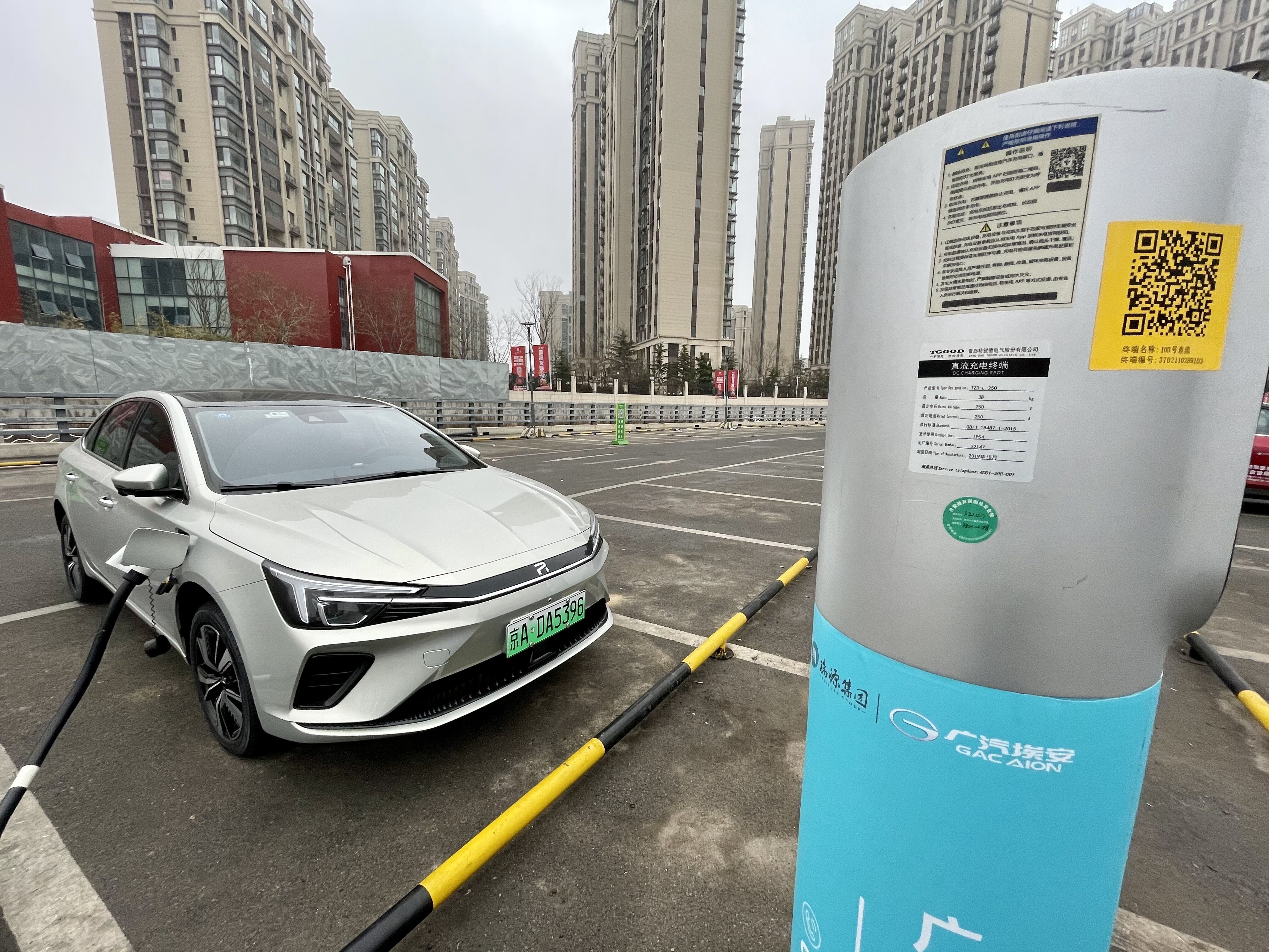 上汽集團ER6純電動車充電中